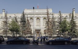 ЦБ в четвертый раз подряд сохранил ключевую ставку: что будет с ипотекой