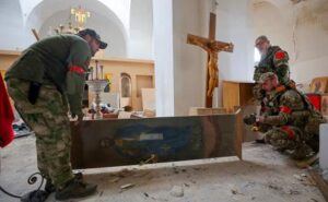 Креста на нем нет: Зеленский может одновременно обниматься с Папой Римским, сажать священников и рушить православные храмы