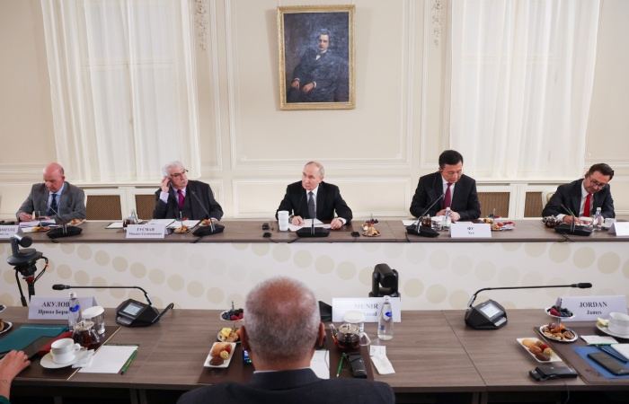 Путин готов встретиться с Зеленским, вопрос - "кто будет подписывать документы"