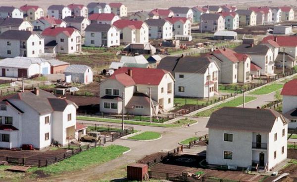 Уютно, как в казарме: &laquo;Человейники&raquo; бывают не только в городе, но и за его пределами