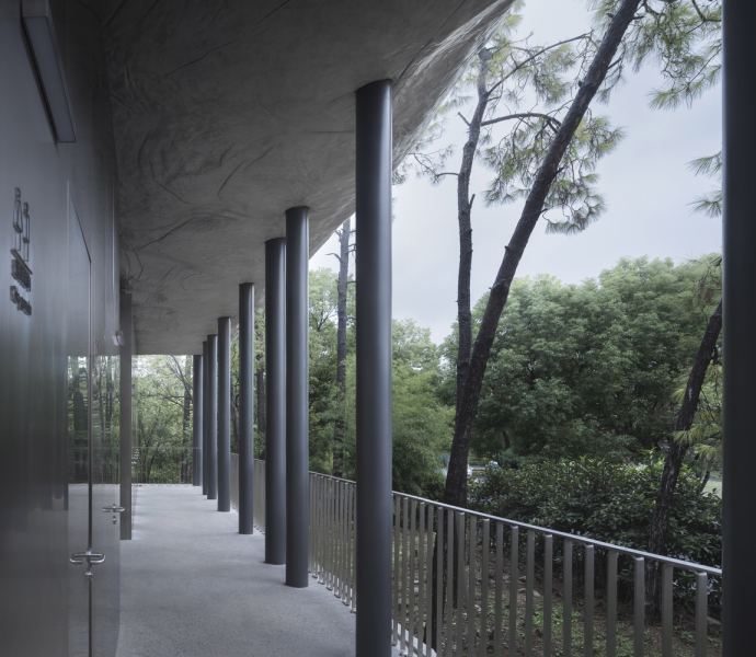 Общественный туалет в районе Нанкин Сифан Арт Лейк, Китай