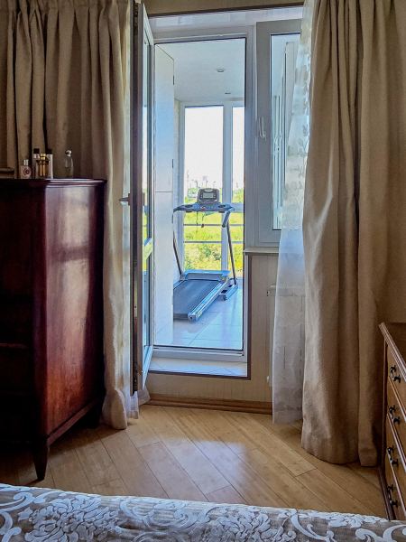 «Одно из моих любимых мест в квар­тире»: 3 варианта обустройства балкона