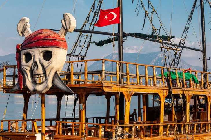 «Член экипажа посмотрел ему в глаза и констатировал смерть»: в Турции устроили пенную вечеринку на яхте после гибели 60-летнего туриста