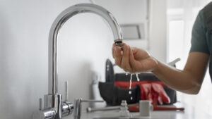 Как улучшить напор воды в квартире: разбираемся в причинах слабого давления в трубах