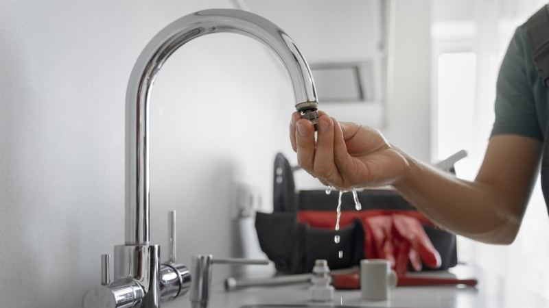 Мастер проверяет слабый напор воды