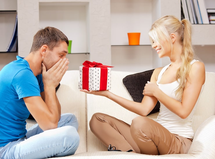 Как намекнуть на подарок парню на годовщину отношений