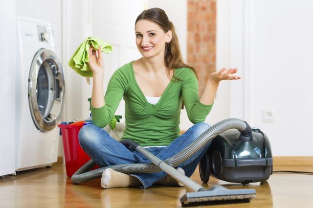 Регулярно очищайте пылесборник – заполненный, он увеличивает нагрузку работы пылесоса.