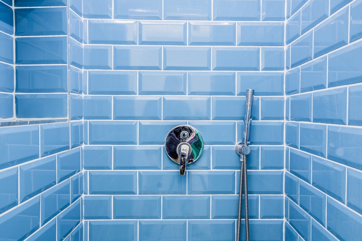Как отмыть плитку и душевую кабину от мыльных разводов