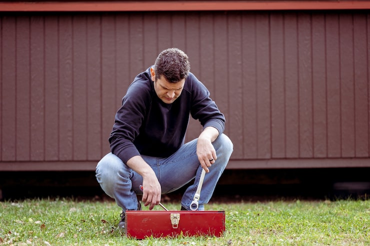 Как сделать дренажную траншею с трубами вокруг участка