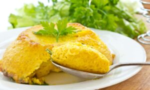 Как приготовить пышный омлет: рецепт от Шефмаркет