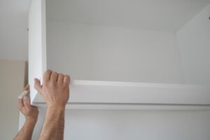 Как приклеить плинтус к натяжному потолку аккуратно