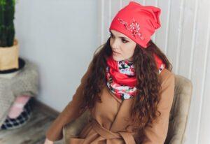 Как связать шапку бини спицами для женщин описание
