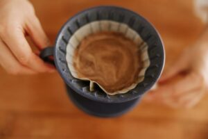 Как отстирать пятна от засохшего шоколада с белой рубашки кипятком