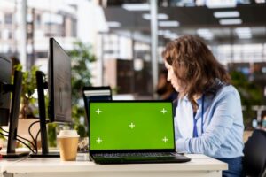 Почему не работает дисплей ноутбука при подключении внешнего монитора работает