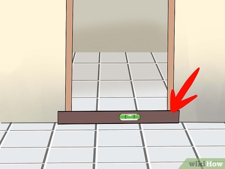 Step 1 Приложите уровень шириной 1,2 м поперек дверного проема.