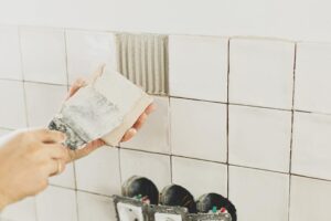Как приклеить отвалившуюся плитку в ванной на старый клей без снятия